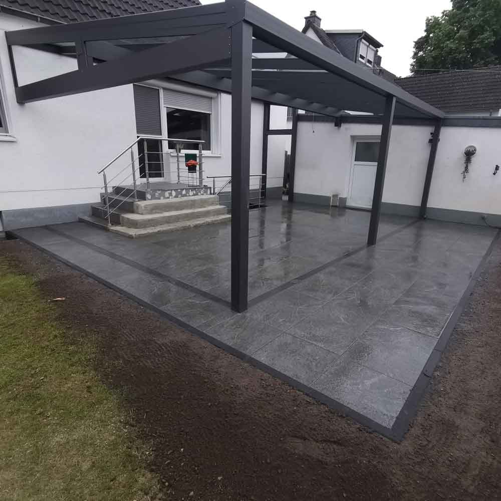 Neu gebaute Terrasse mit hellen Platten